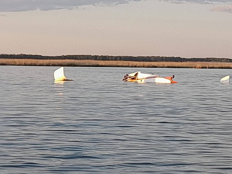 Частный самолет разбился на воде в Тюменской области