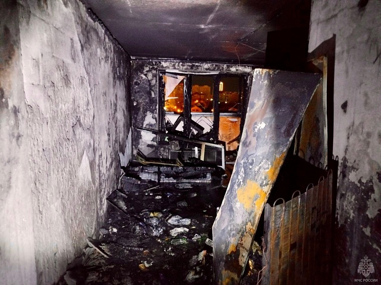 В ночном пожаре в многоэтажке на улице Велижанской пострадали три человека