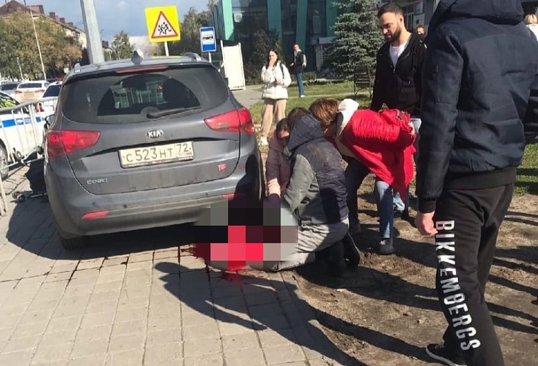 Стояли у светофора: на Холодильной - Малыгина иномарка сбила семью с двумя детьми