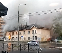 На улице Орджоникидзе в Тюмени горел заброшенный дом
