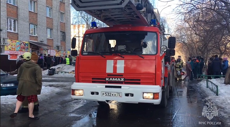 Пожар на улице Олимпийской в Тюмени тушили 35 сотрудников МЧС