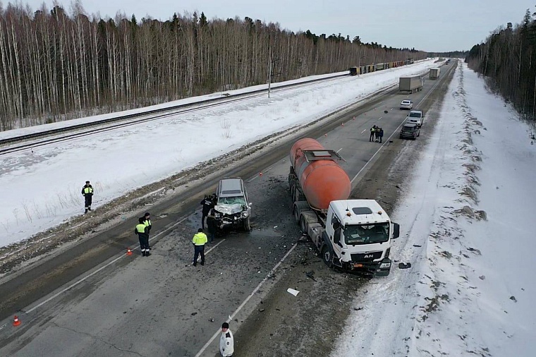 На трассе Тюмень — Ханты-Мансийск внедорожник столкнулся с MAN-полуприцепом