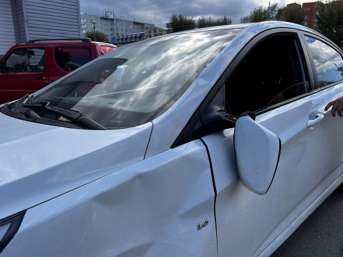 В Тюмени иномарка сбила двух школьниц вне пешеходного перехода