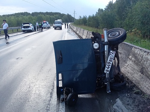 Пожилая женщина погибла в столкновении "Жигулей" и "Тойоты" на трассе под Тюменью