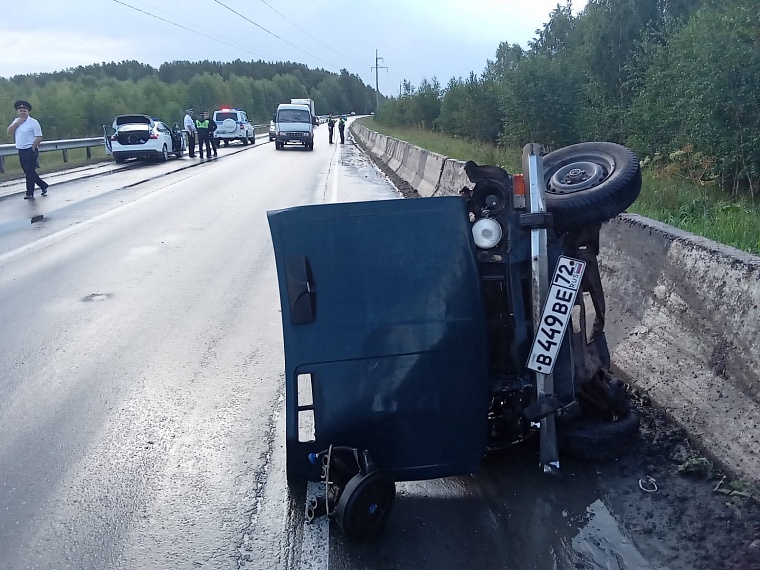 Пожилая женщина погибла в столкновении "Жигулей" и "Тойоты" на трассе под Тюменью