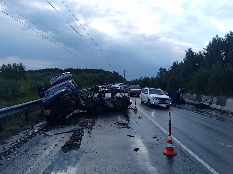 Пожилая женщина погибла в столкновении "Жигулей" и "Тойоты" на трассе под Тюменью