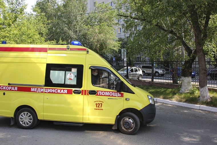 Тюменцы вызвали скорую человеку, лежавшему на проезжей части