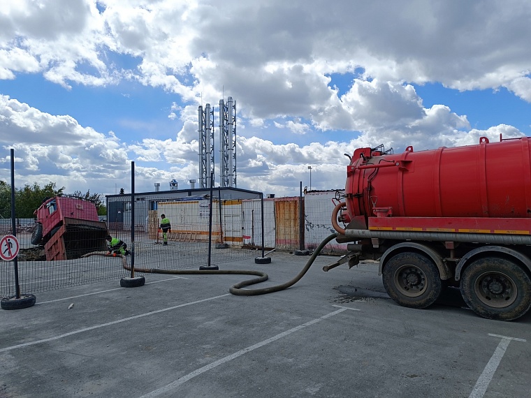 На парковке в районе ДОКа в Тюмени грузовик провалился под землю