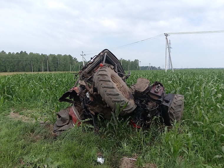 На трассе Тюмень - Екатеринбург столкнулись бензовоз и трактор