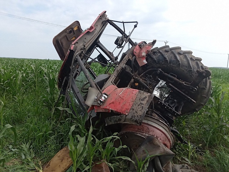 На трассе Тюмень - Екатеринбург столкнулись бензовоз и трактор
