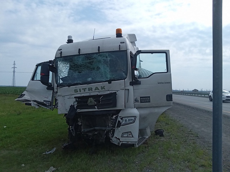 На трассе Тюмень - Екатеринбург столкнулись бензовоз и трактор