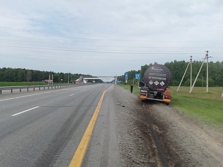 На трассе Тюмень - Екатеринбург столкнулись бензовоз и трактор
