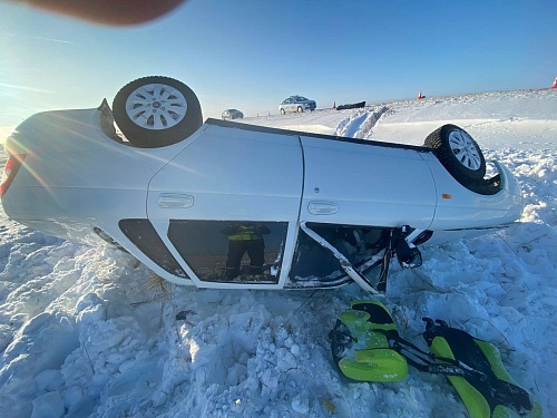 Мать погибла, отец и двое детей в больнице: на тюменской трассе опрокинулась "Лада Приора"