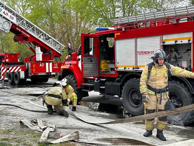 В Тюмени тушат жилой дом с постройками в Курганском проезде