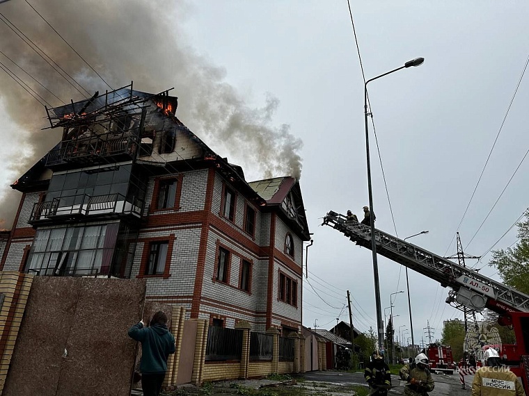 В Тюмени тушат жилой дом с постройками в Курганском проезде