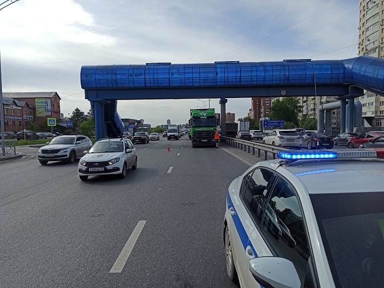 В Тюмени устанавливают личность человека, попавшего под колеса большегруза на ул. Федюнинского