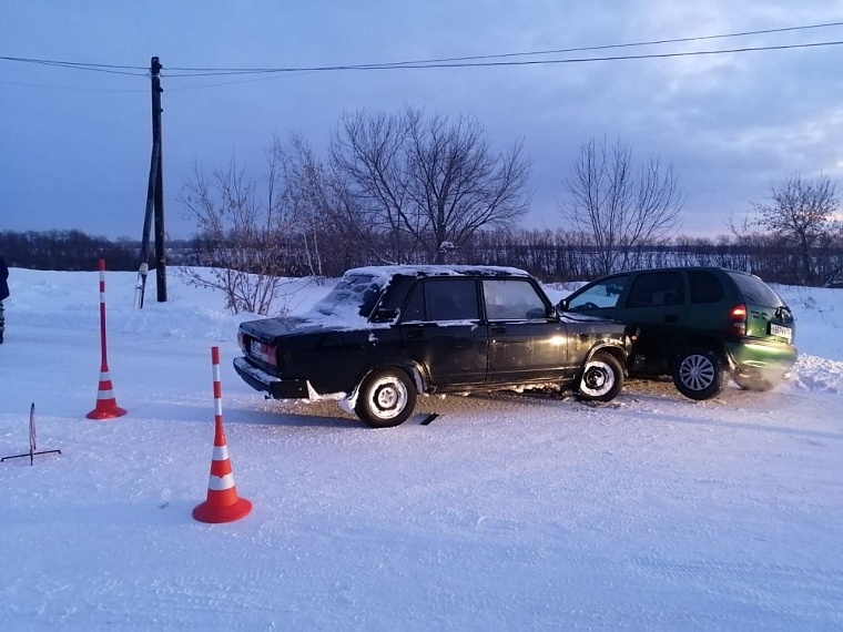 Подростки из тюменского детского дома на угнанном авто устроили аварию в селе Борки