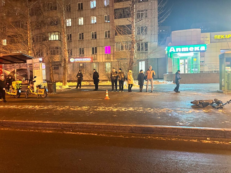 Во время буксировки водитель электросамоката сбил тюменку