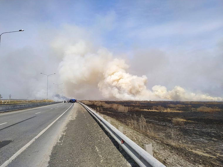 В Тюменском районе тушат два крупных ландшафтных пожара