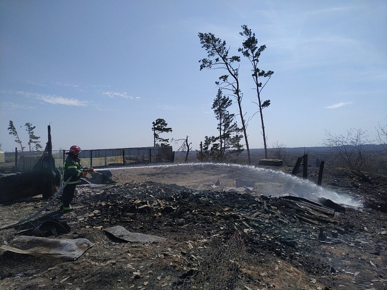 Когда загорелись крыши, люди еще спали: очевидцы рассказали о пожаре в Салаирке