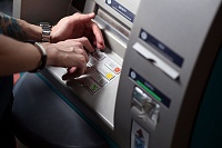 В 537 случаях мошенничеств с картами и электронными платежами звонившие представлялись сотрудниками банков
