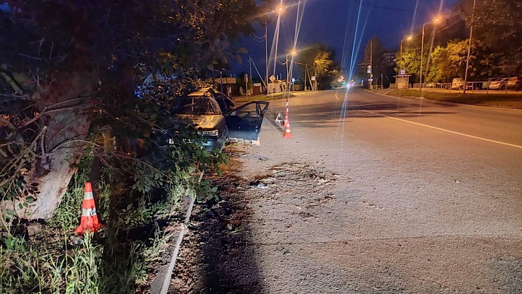 В Тюмени пьяный водитель из Курганской области, скрываясь от ДПС, врезался в тополь