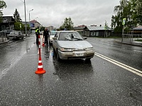 На улице Полевой водитель "Лады" сбил на дороге отца и его 6-летнюю дочку