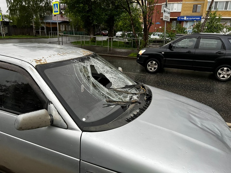 На улице Полевой водитель "Лады" сбил на дороге отца и его 6-летнюю дочку