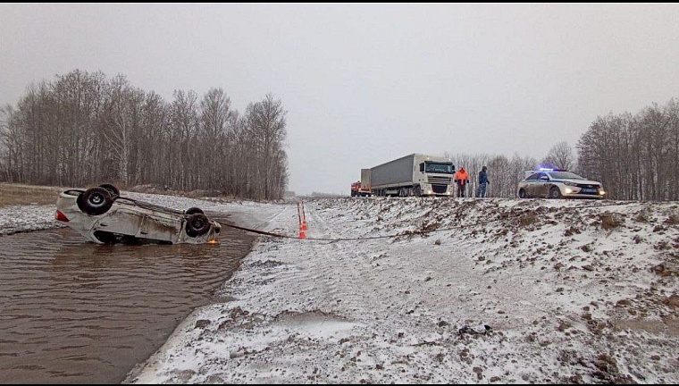 Автомобиль улетел в канаву на тюменской трассе