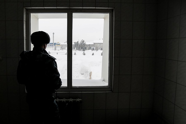 Учителя из Омутинского, обвиненного в растлении, освободили от наказания