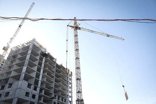 На тюменской стройке рабочий упал с 16 этажа