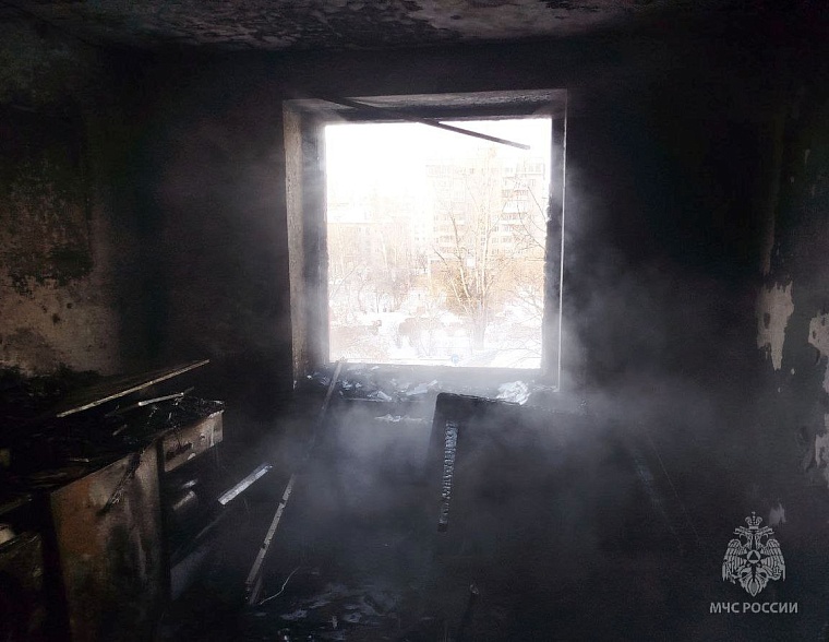 В Тюмени два человека получили отравление во время пожара на улице Механической