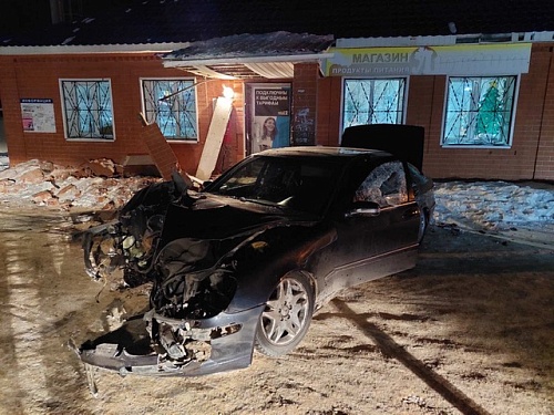 Убегая от ГИБДД, водитель "Мерседеса" въехал в магазин