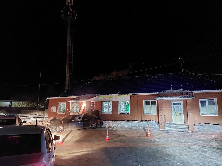 Убегая от ГИБДД, водитель "Мерседеса" въехал в магазин