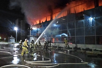 В Свердловской области огонь охватил крупный торговый центр