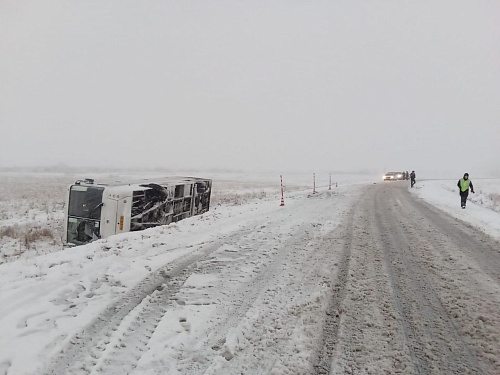Автобус и фура улетели в кювет из-за выпавшего снега