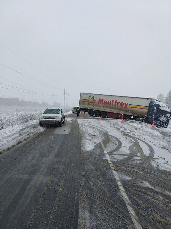 Автобус и фура улетели в кювет из-за выпавшего снега