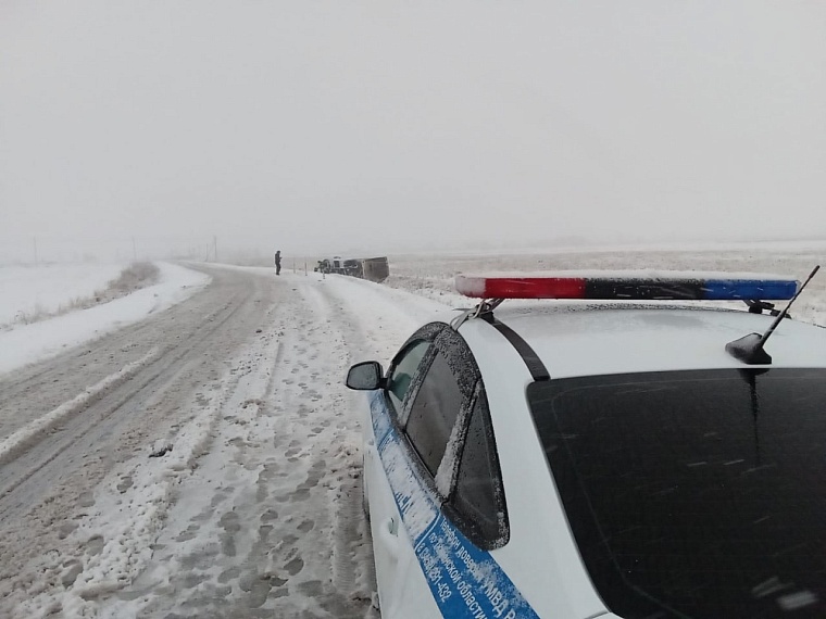 Автобус и фура улетели в кювет из-за выпавшего снега