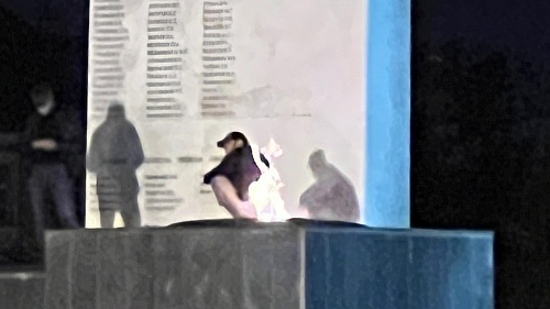 В Тюмени мужчина со спущенными штанами сидел у Вечного огня