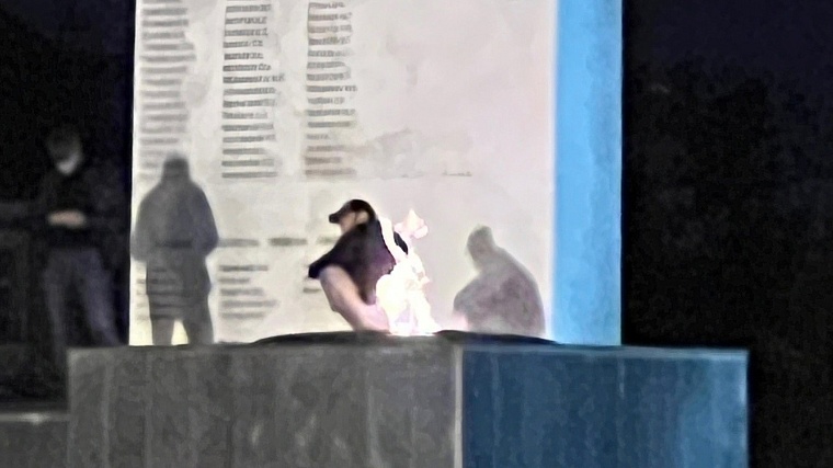 В Тюмени мужчина со спущенными штанами сидел у Вечного огня