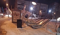 Сильный ветер повалил остановку в центре Тюмени