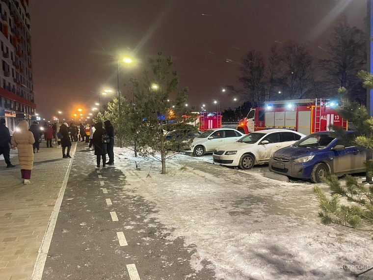 Ночью в многоэтажке на Первооткрывателей в Тюмени снова горела электрощитовая