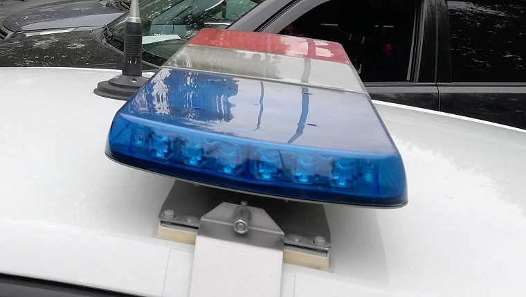 В районе тюменского вокзала автомобилист наехал на полицейского и скрылся