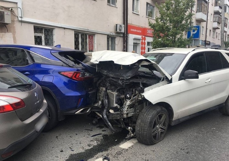 За шесть разбитых автомобилей тюменец ответит в суде