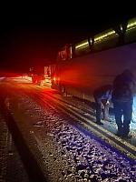 На трассе Тюмень - Ханты-Мансийск сотрудники ДПС организовали транспортировку сломанного автобуса с 42-мя вахтовиками