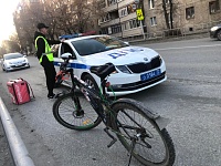 На улице Харьковской в Тюмени столкнулись самокат и велосипед