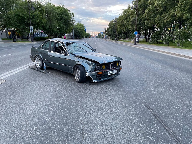 В центре Тюмени «БМВ» на бешеной скорости насмерть сбил пешехода