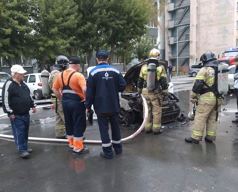 Рабочие водоканала в Тюмени потушили горящий автомобиль
