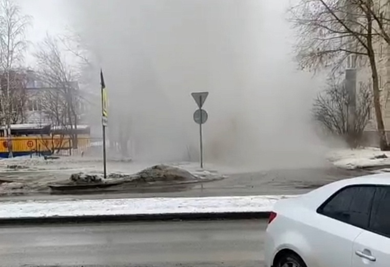 В Казачьих Лугах прорвало трубу: горячий фонтан поднялся на несколько метров