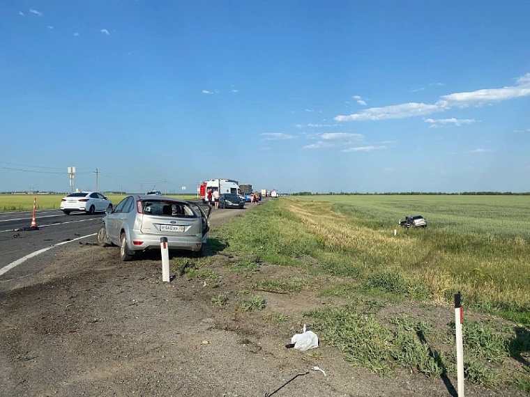 В ДТП под Ишимом легковой автомобиль с тремя детьми улетел в кювет